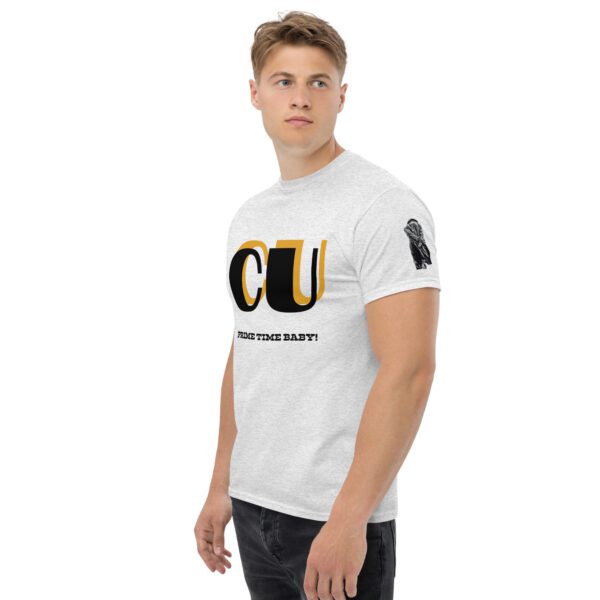 A man wearing a white t-shirt with the letters cu on it.