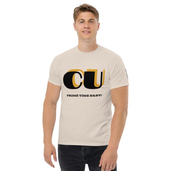 A man wearing a t-shirt with the letters cu on it.