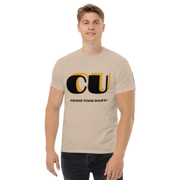 A man wearing a t-shirt with the letters cu on it.