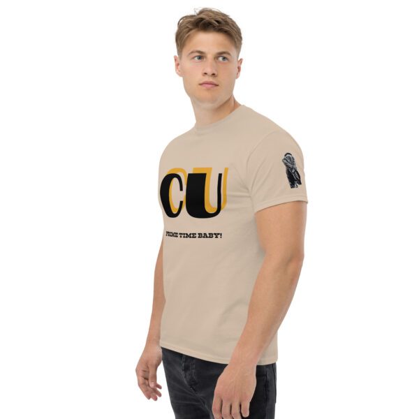 A man wearing a t-shirt with the letters cu on it.