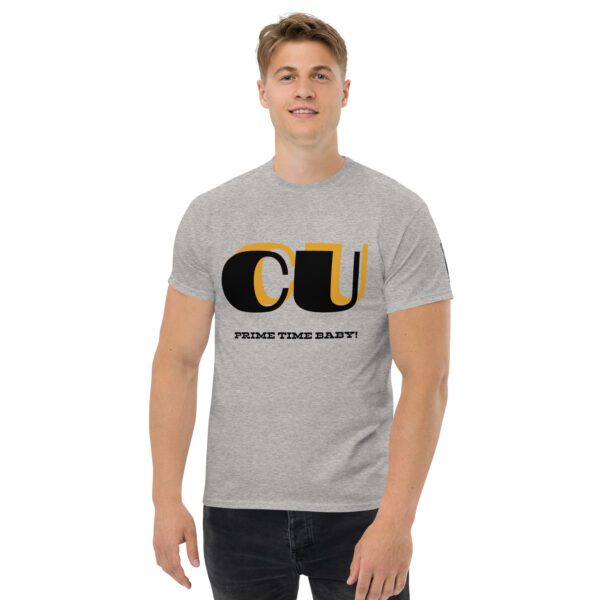 A man wearing a t-shirt with the letters cu on it.