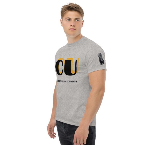 A man wearing a t-shirt with the letters cu on it.