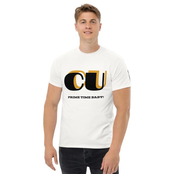 A man wearing a white t-shirt with the letters cu