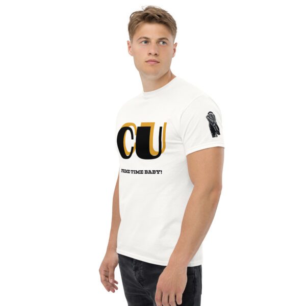 A man wearing a white t-shirt with the letters cu on it.