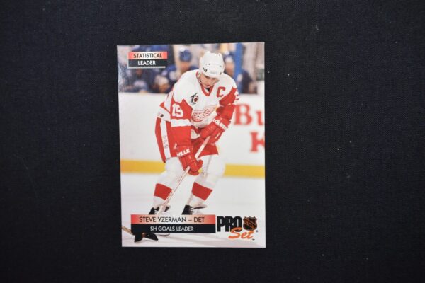 Steve Yzerman Detroit Red Wings hockey card.