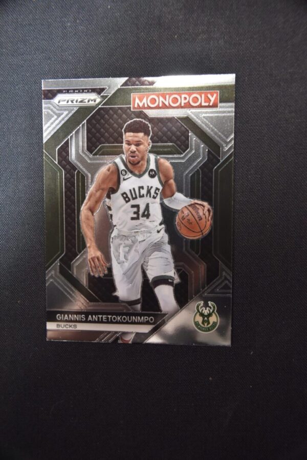 Giannis Antetokounmpo Milwaukee Bucks Prizm card.