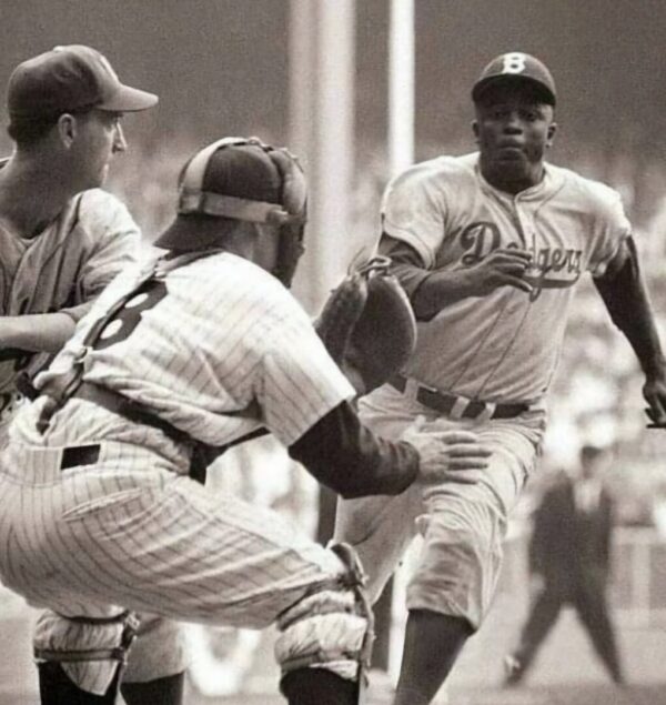 Black and white photo of baseball players.